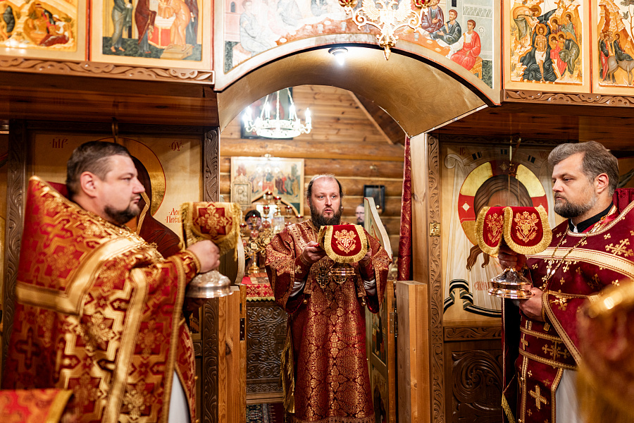 Божественная литургия в храме царственных страстотерпцев деревни Плещеево г.о. Подольск